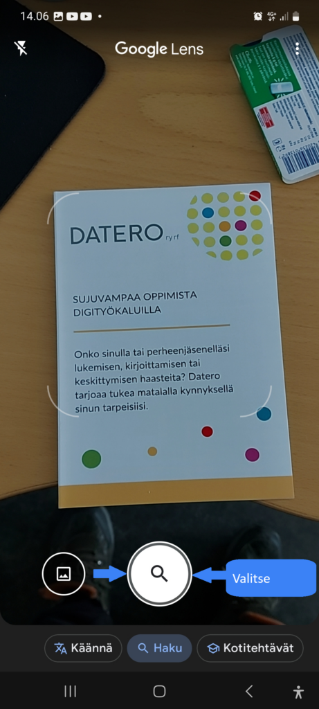 Lue teksti valitsemalla valkoinen suurennuslasikuvake (osoitettu sinisillä nuolilla)