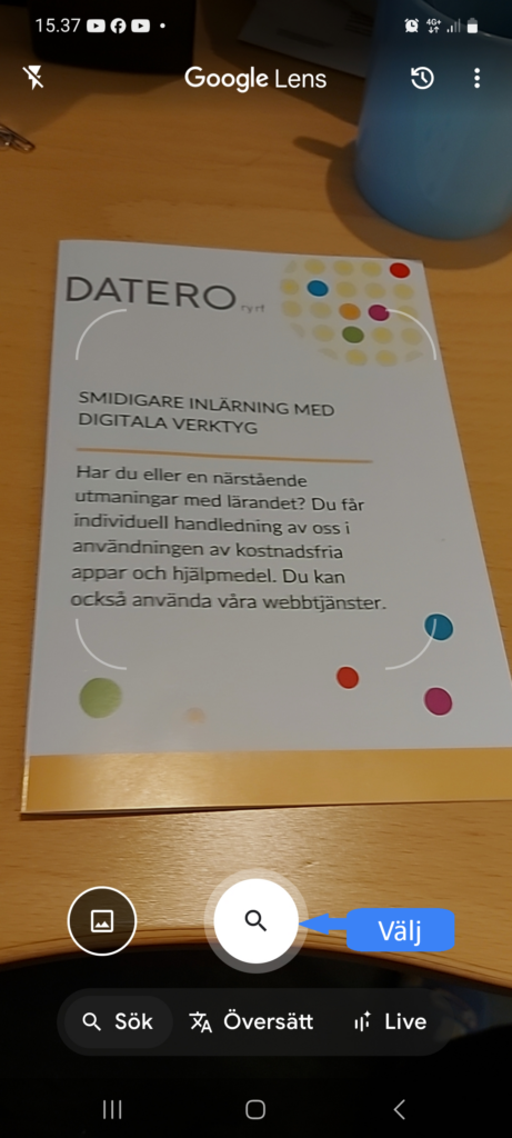 Läs texten genom att välja den vita förstoringsglasknappen (markerad med blå pilar).